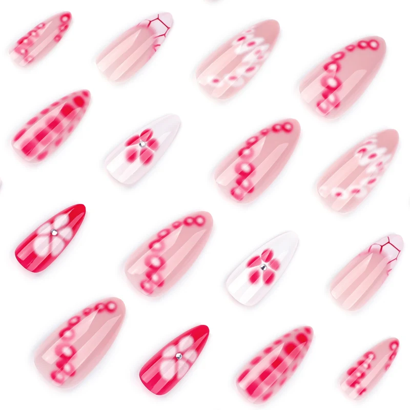 Kunstvoll gestaltete Nagelverlängerungen im modernen Design Karnz