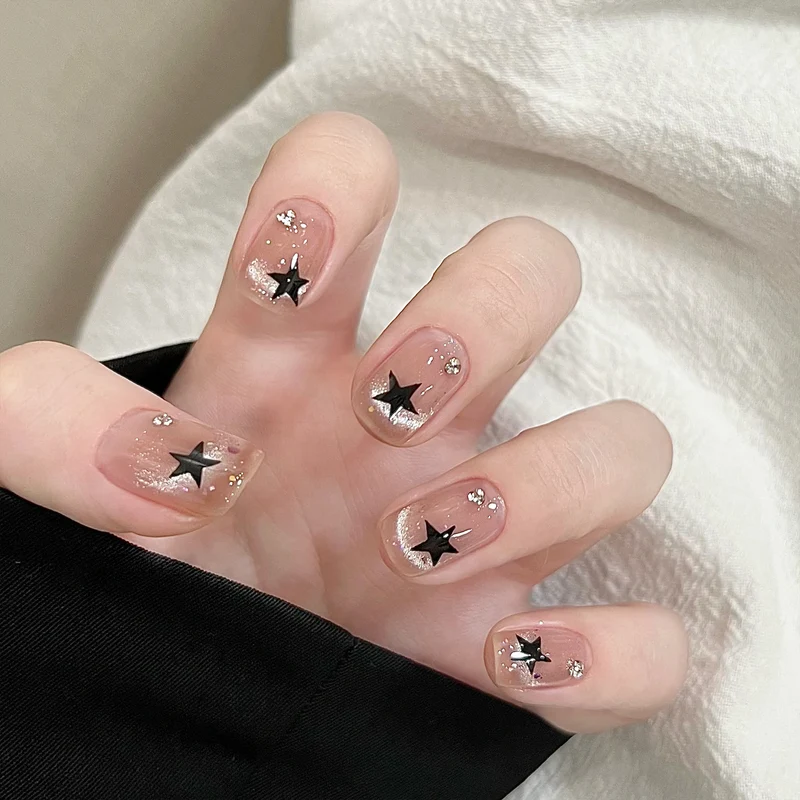 Kunstvolle Acryl-Nägel mit glamourösen Sternen-Motiven Karnz
