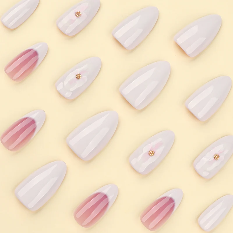 Kunstnägel mit Blumenakzenten und French-Tip Karnz