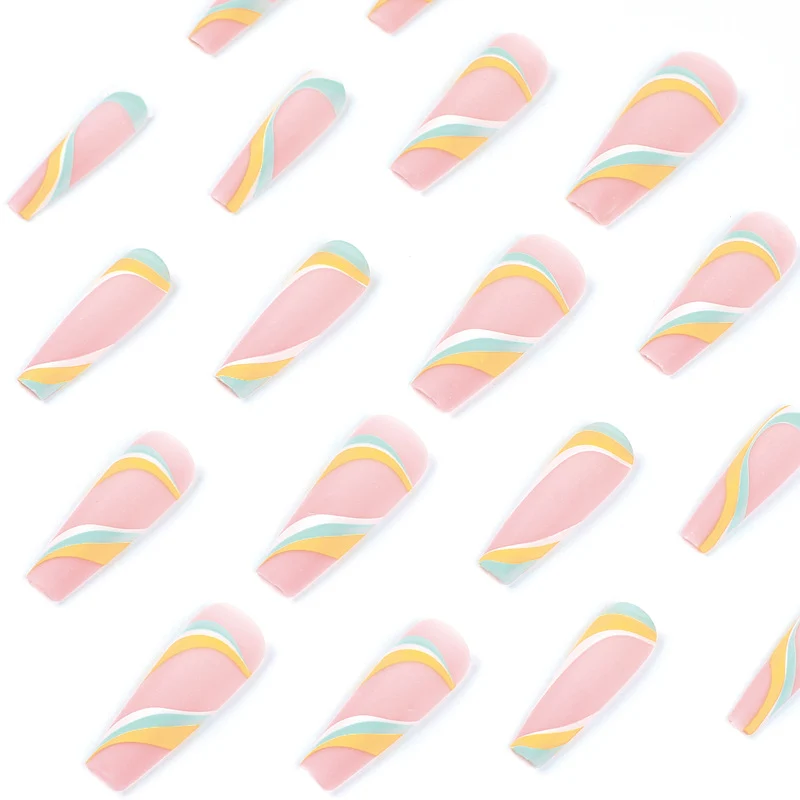 Künstliche Nagelverlängerungen mit modernem Wellen-Design Karnz