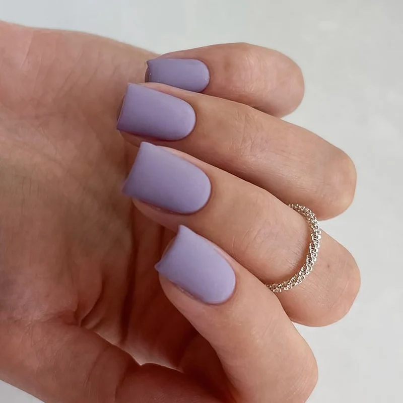 Künstliche Nagelkunst mit mattem Finish Karnz