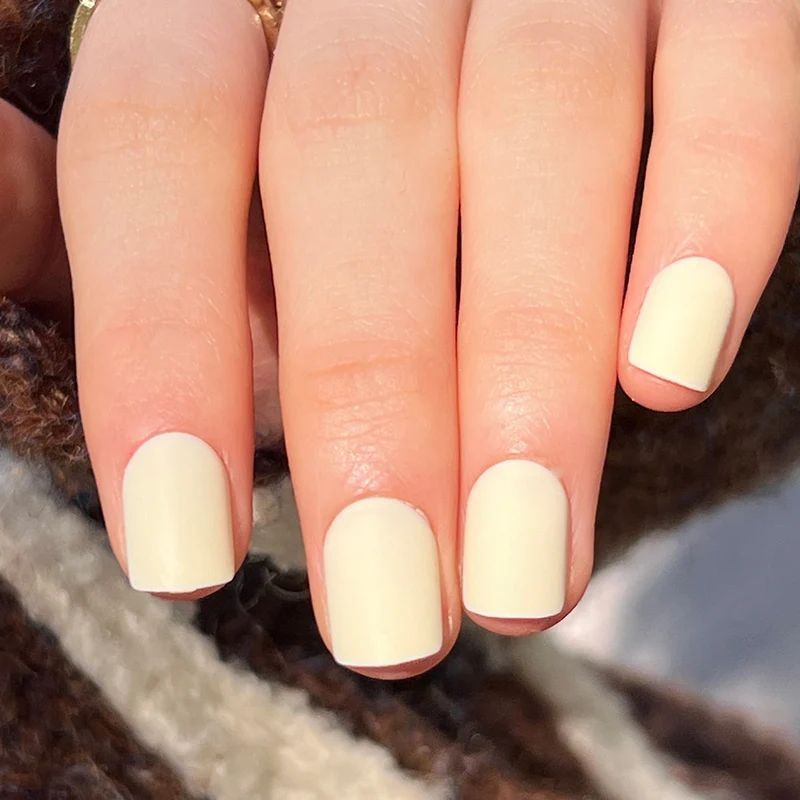 Künstliche Nagelkunst mit mattem Finish Karnz