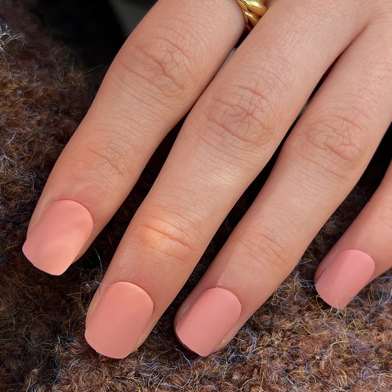 Künstliche Nagelkunst mit mattem Finish Karnz