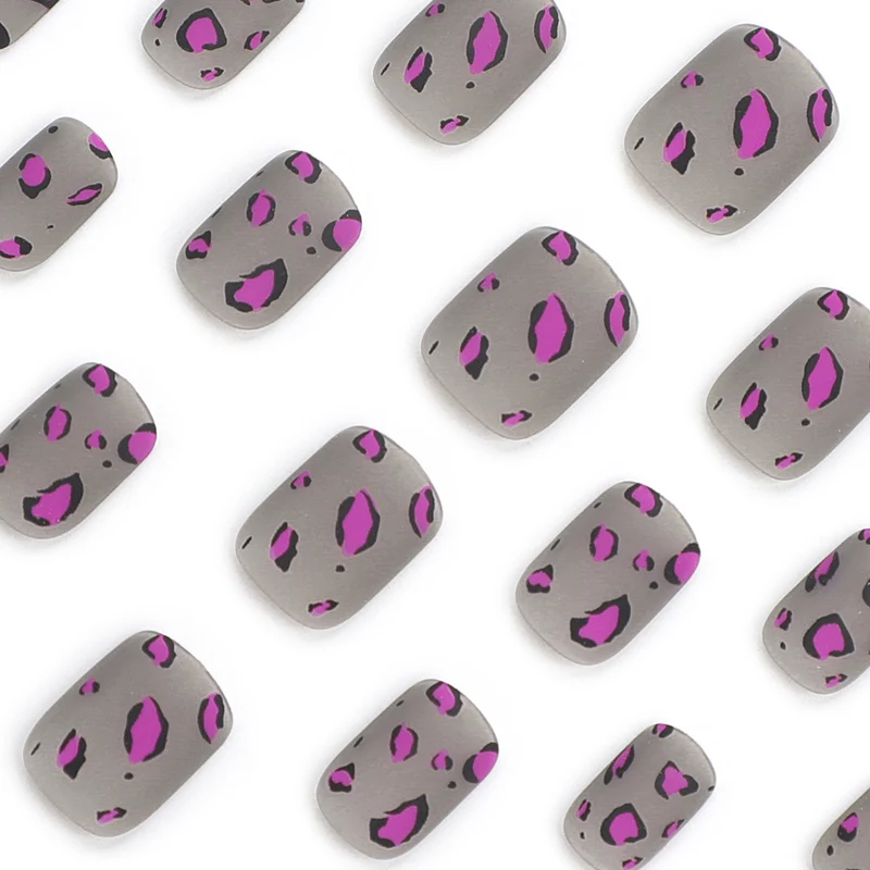 Künstliche Nagelkunst mit Leoparden-Muster Karnz