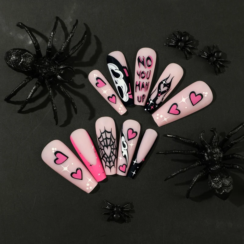 Künstliche Nagelkunst mit Halloween-Motiv und einzigartigen Verzierungen Karnz