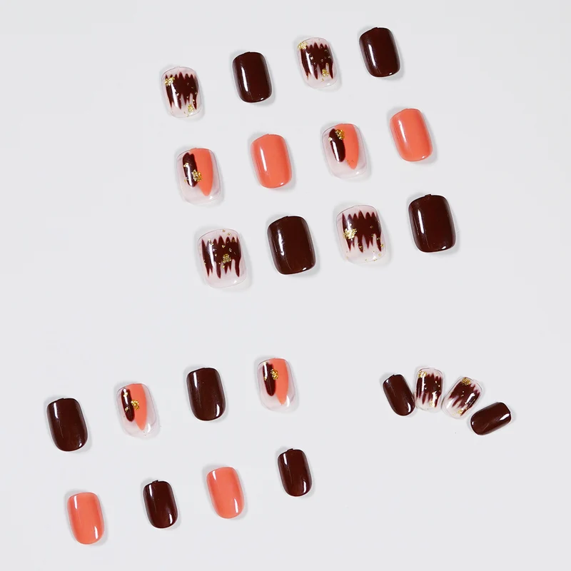 Künstliche Nagelkunst mit Goldverzierungen Karnz