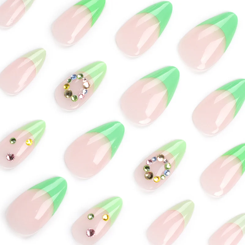 Künstliche Nagelkunst mit frühlingshaftem Design und funkelnden Akzenten Karnz