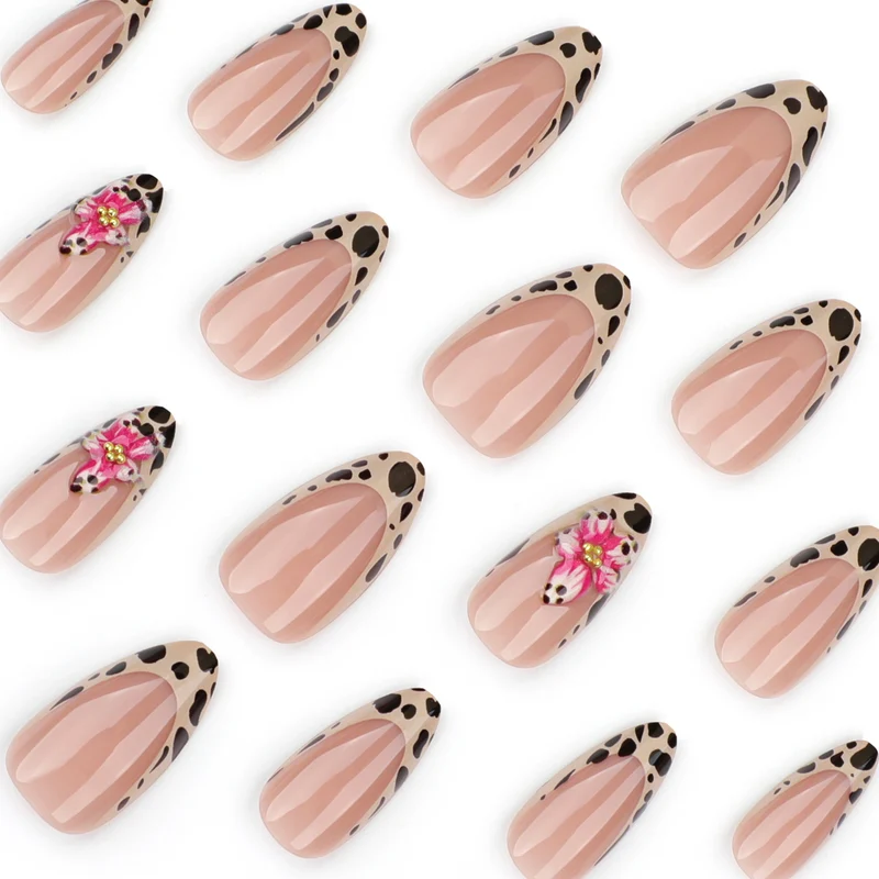 Künstliche Nagelkunst mit floralem Design und stilvollem Leopardenmuster Karnz
