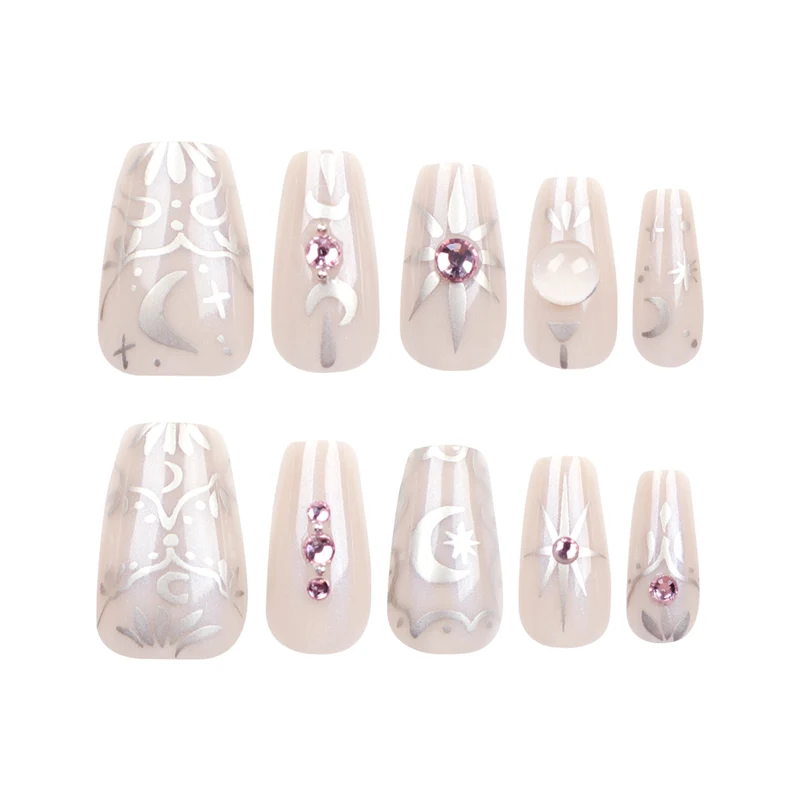 Künstliche Nagelkunst mit eleganten Strass- und Glitzereffekten Karnz