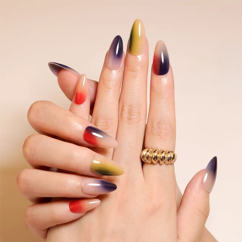 Künstliche Nagelkunst mit elegantem Farbverlauf Karnz