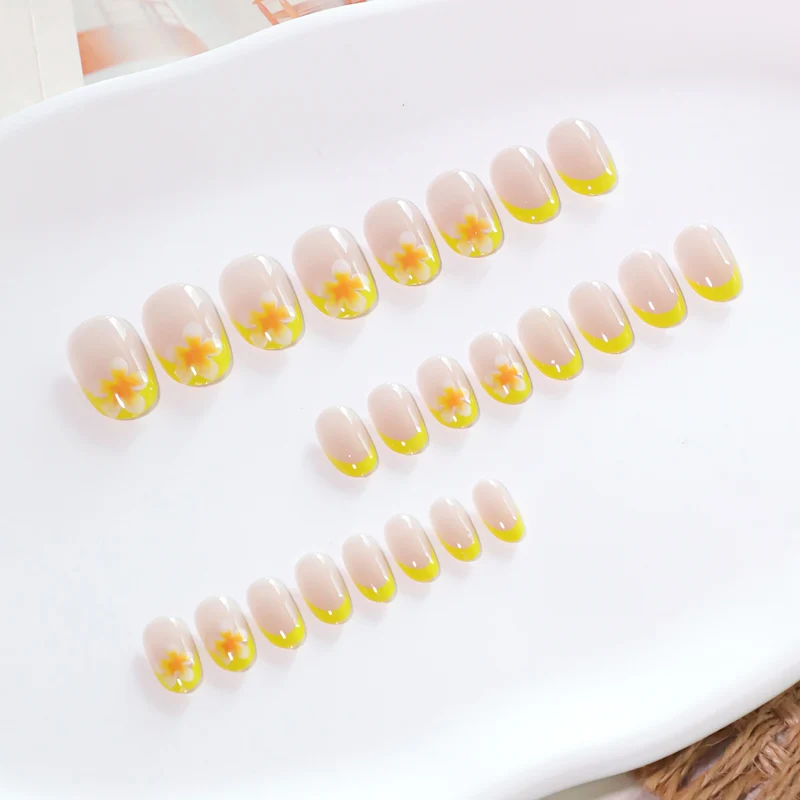 Künstliche Nagelkunst mit blühendem Design Karnz
