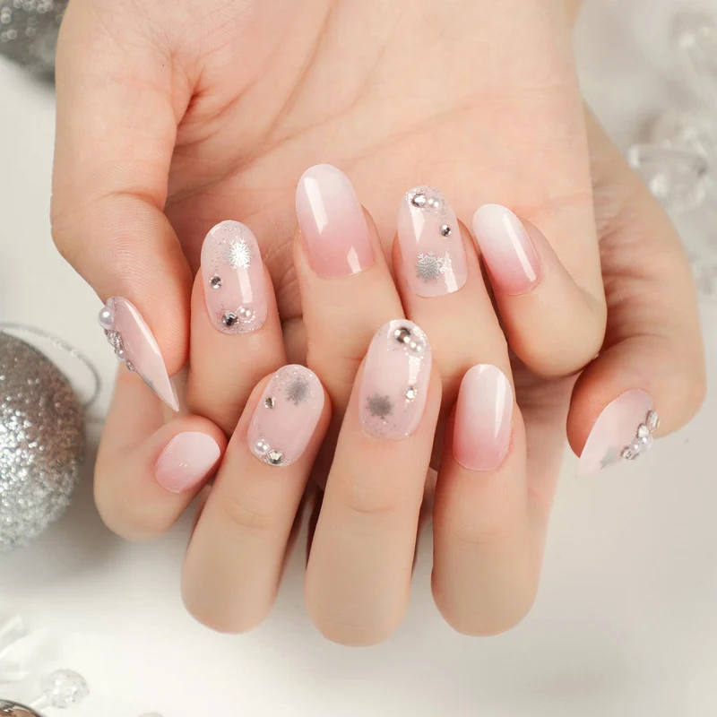 Künstlerische Gel-Nägel mit Elegantem Design und Strassverzierungen Karnz