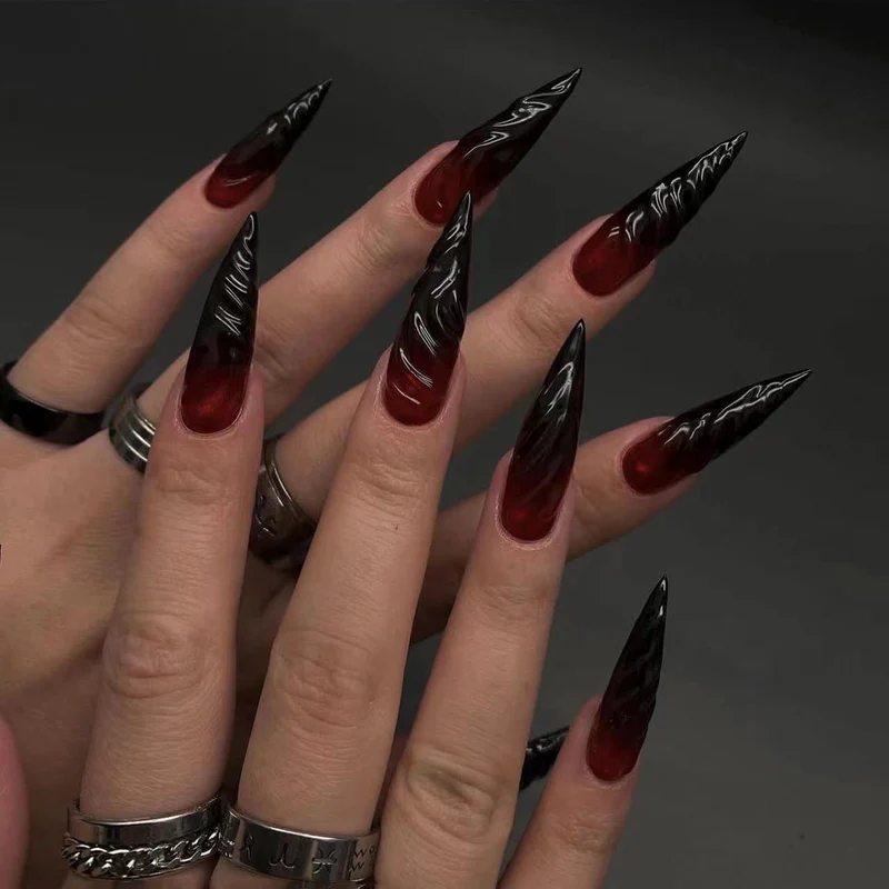 Kreative Stiletto-Nagelkunst mit blutroten Akzenten Karnz