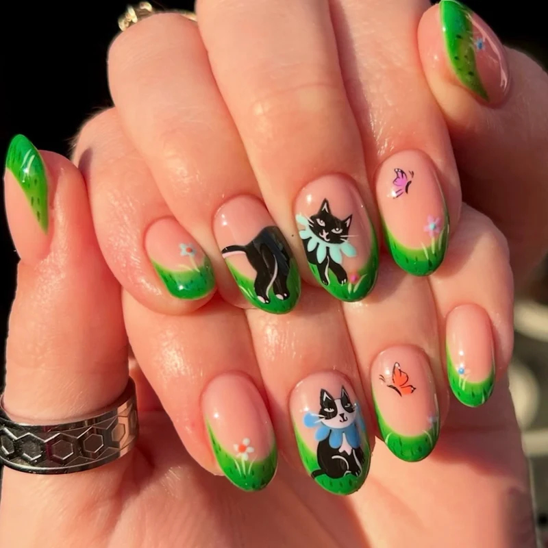 Artistic Cat-Inspired Nail Art Stornfield