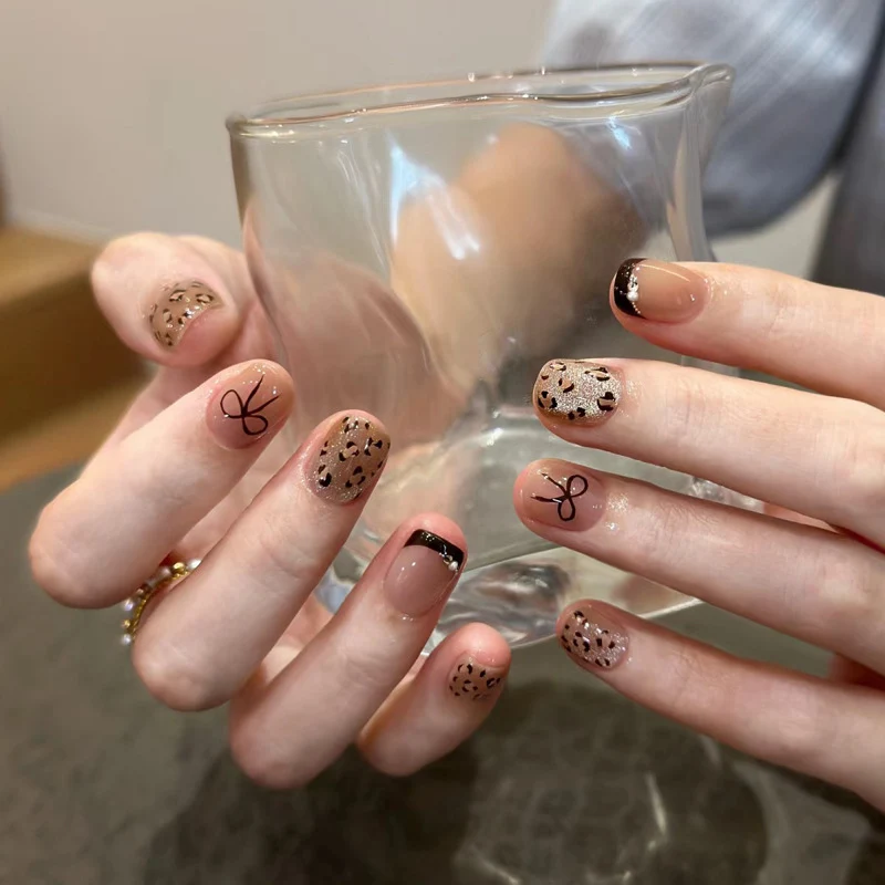 Glamorous Press-On Nail Set with Decorative Gemstone Accents Stornfield