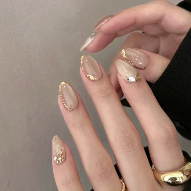 Elegante glänzende Press-On-Nagelset mit goldenen Akzenten Karnz