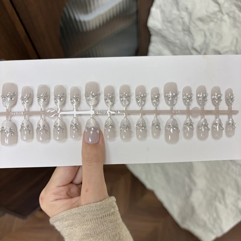 Elegant Press-On Nail Set with Decorative Rhinestone Accents Stornfield