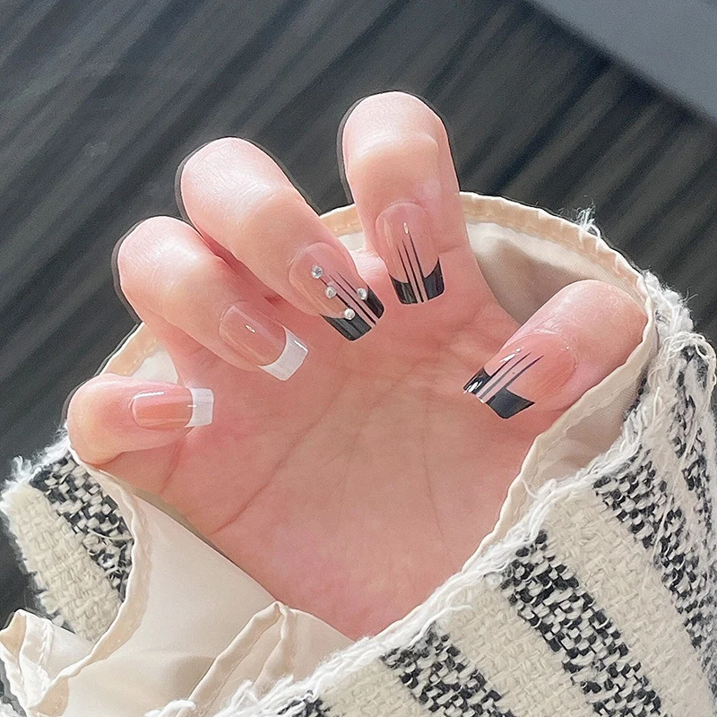 Elegant Press-On Nail Set with Artistic Design Stornfield