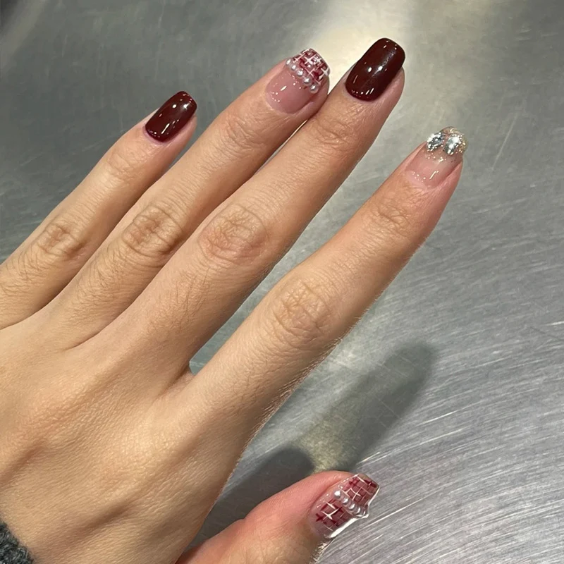 Elegant Press-On Nail Design with Glitter and Gemstone Accents Stornfield