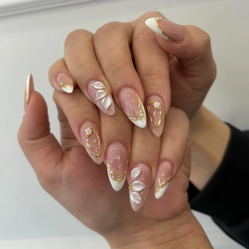 Elegant Press-On Nail Art with Gold Accents Stornfield