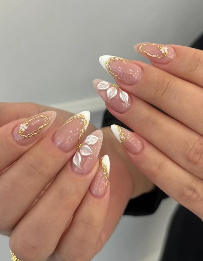 Elegant Press-On Nail Art with Gold Accents Stornfield