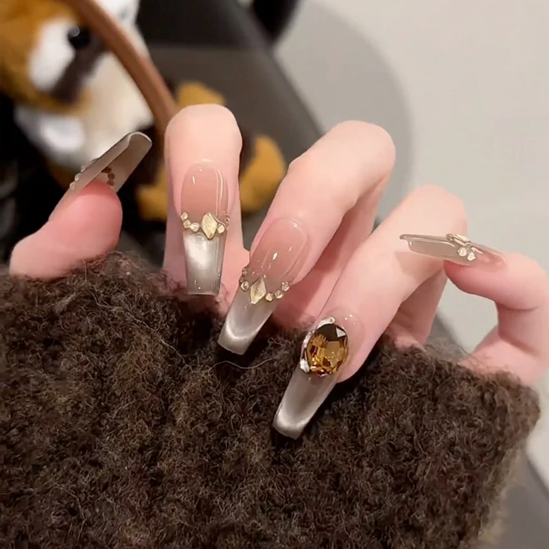 Elegant Press-On Nail Tips with Gold Accents Stornfield