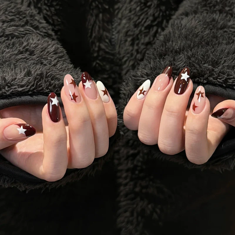 Elegant Press-On Nail Tips with Gold Accents Stornfield