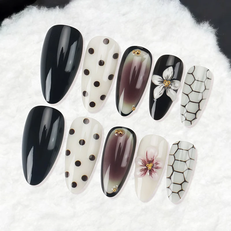 Künstlerisches Stiletto Press-On Nagelset mit Punkten und floralen Designs Karnz