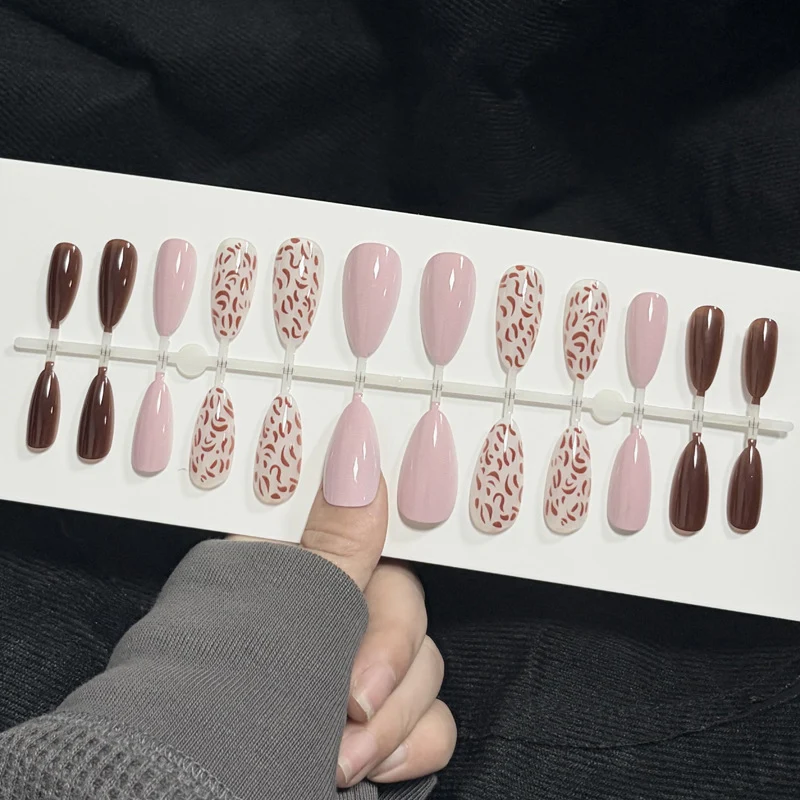 Künstlerisches Press-On Nagelset Karnz