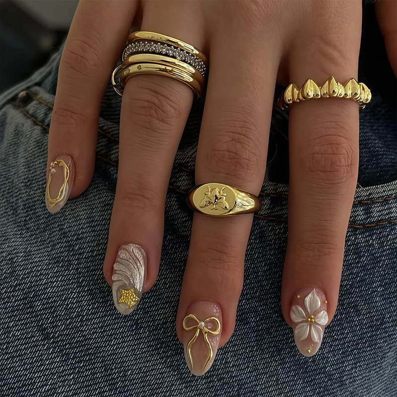 Künstlerisches Press-On Nagelkunst Set mit dekorativen Verzierungen Karnz