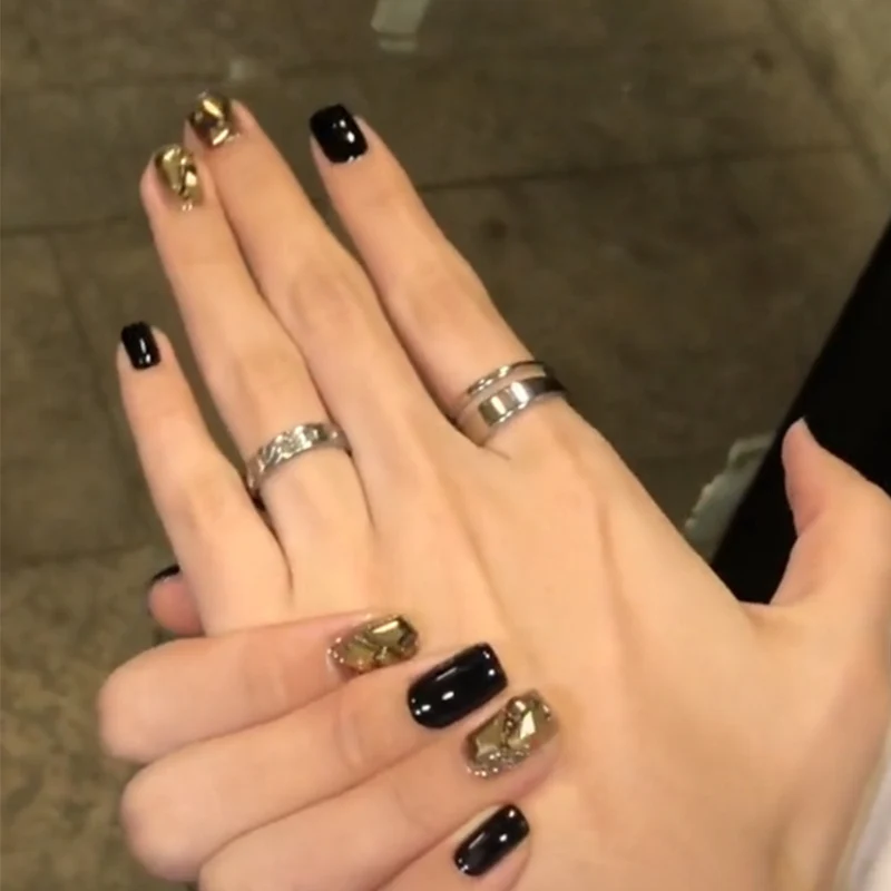 Artful nail art with luxurious glitter design Stornfield