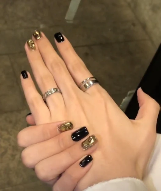 Artful nail art with luxurious glitter design Stornfield