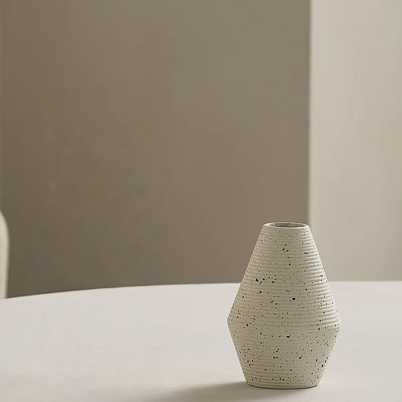 Elegante und Kunstvolle Keramikvase Karnz