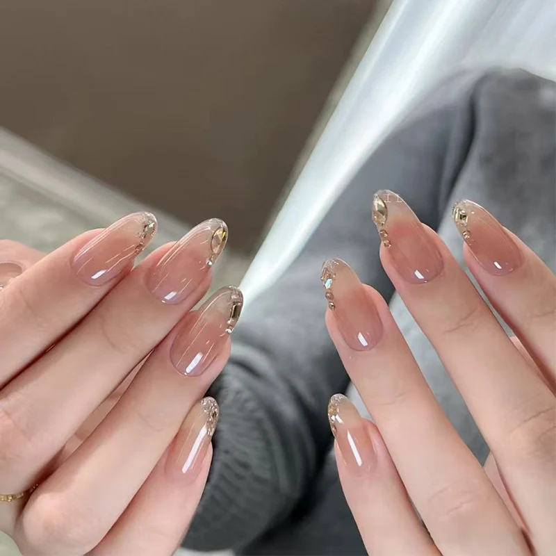 Künstlerische Luxe Press-On Nägel mit eleganten goldenen Akzenten Karnz