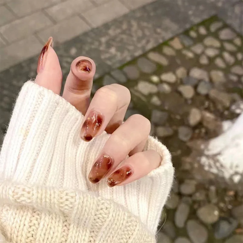 Artful nail art with ombre effect and glitter Stornfield