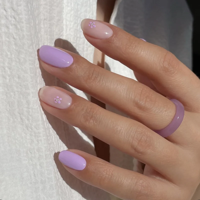 Artistic Nail Art with Floral Accent Stornfield
