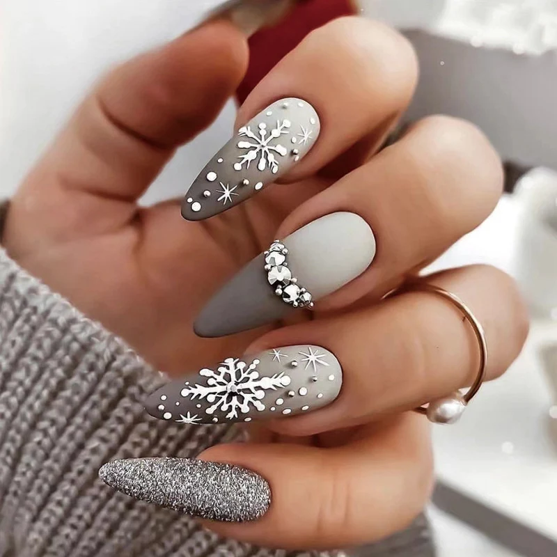Artful nail art with floral 3D design Stornfield