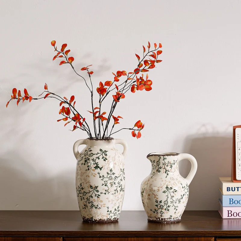 Elegante und kunstvoll verzierte Keramikvase Karnz