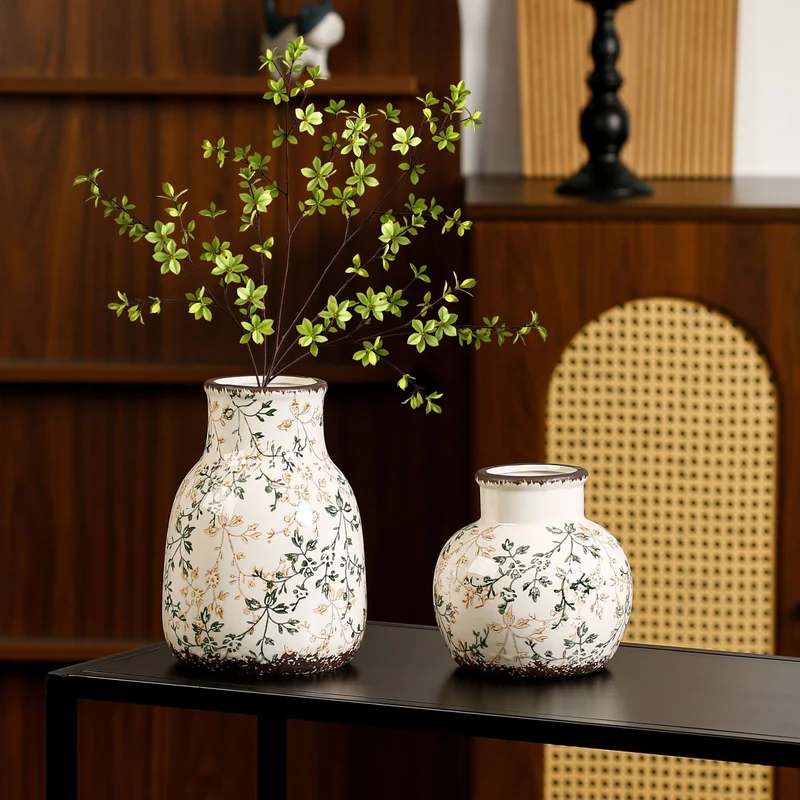 Elegante und kunstvoll verzierte Keramikvase Karnz