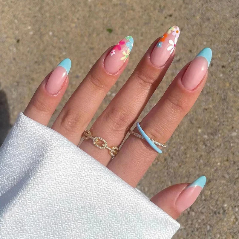 Artful Nail Art in Modern Floral Design Stornfield