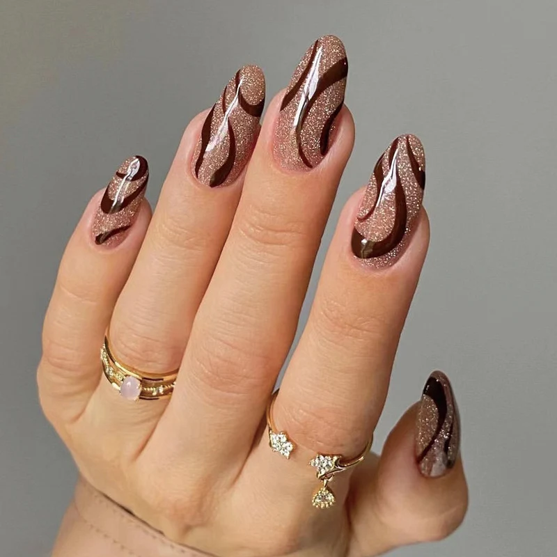 Artful nail art with elegant wave pattern Stornfield