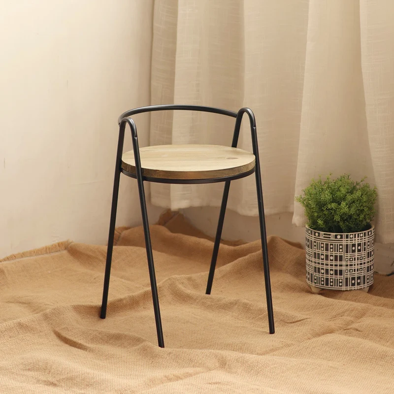 Moderner Hocker mit Holzsitz Karnz