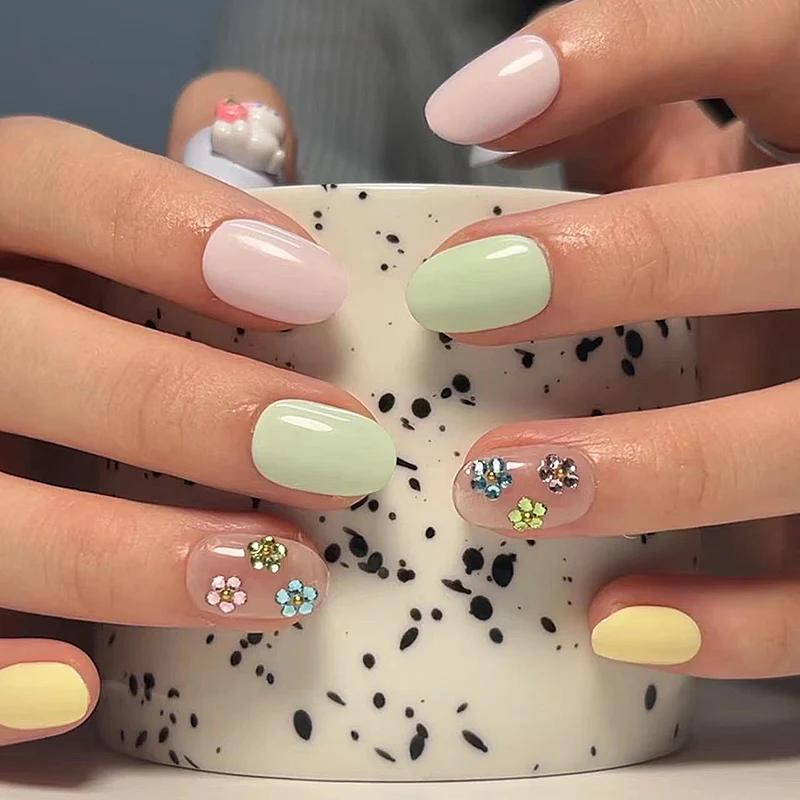 Artful Nail Art with Flower Decorations Stornfield
