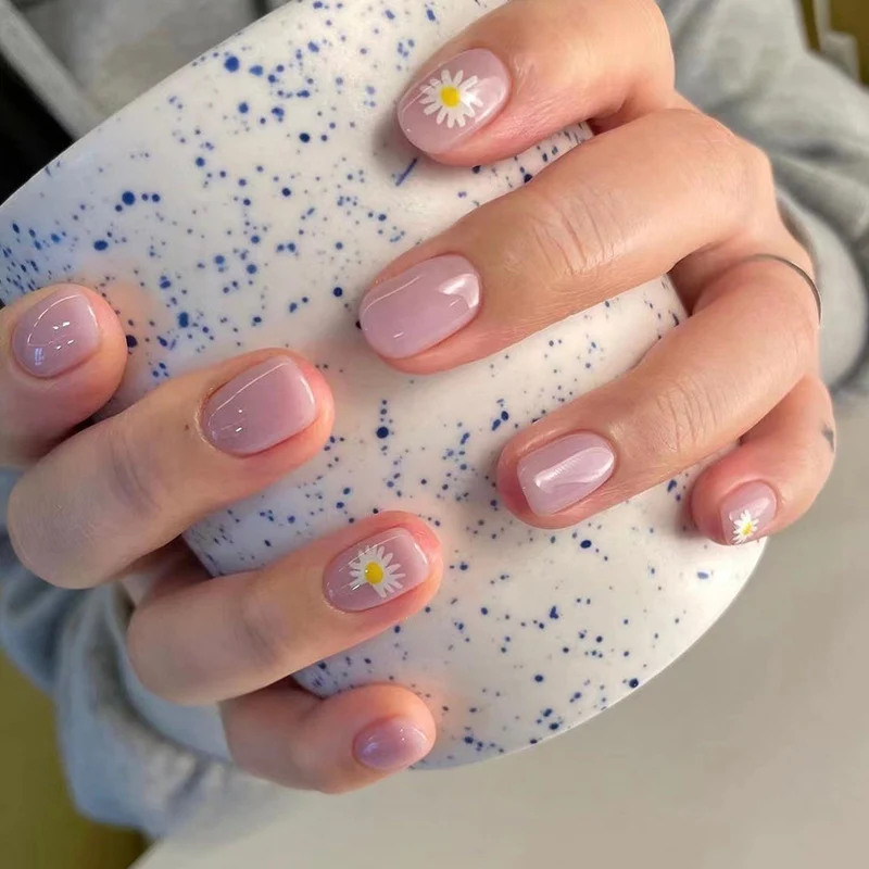 Artful Nail Art with Flower Motif Stornfield