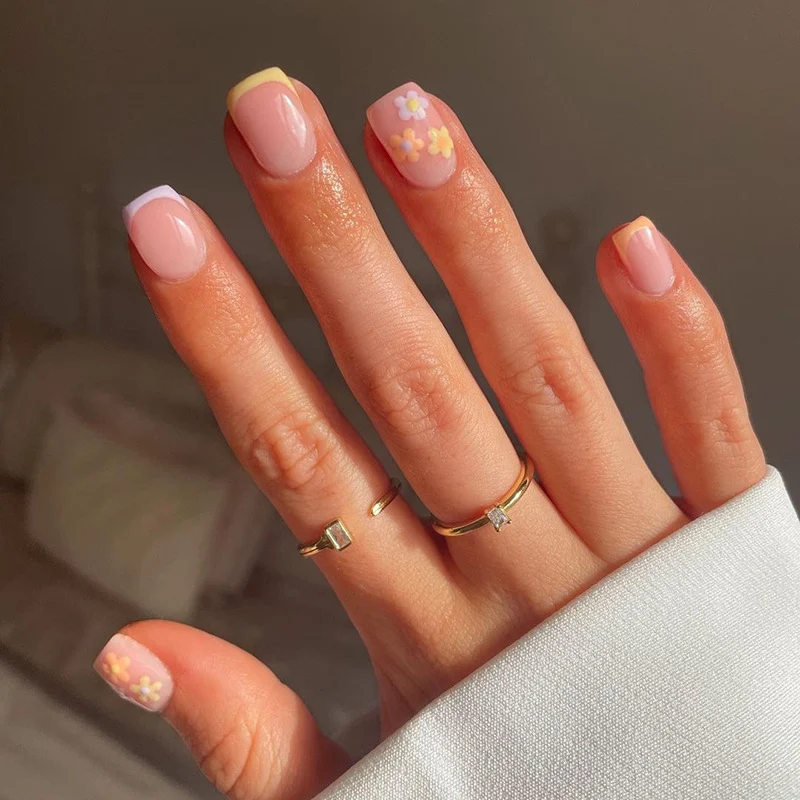 Artful Nail Art with Floral Motif Stornfield