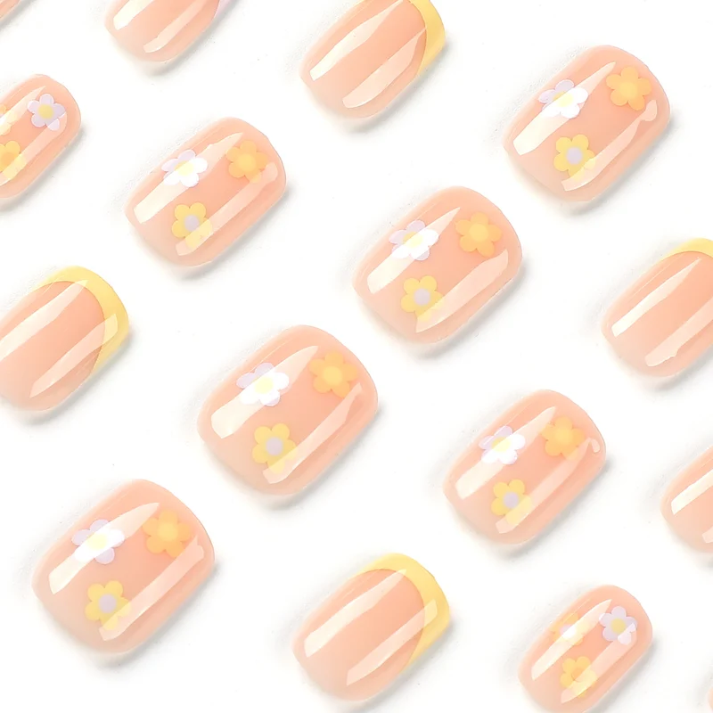 Artful Nail Art with Floral Motif Stornfield