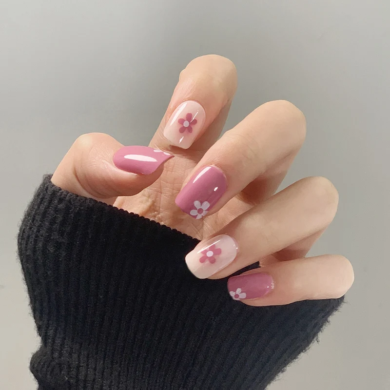 Artful Nail Art with Floral Elements Stornfield