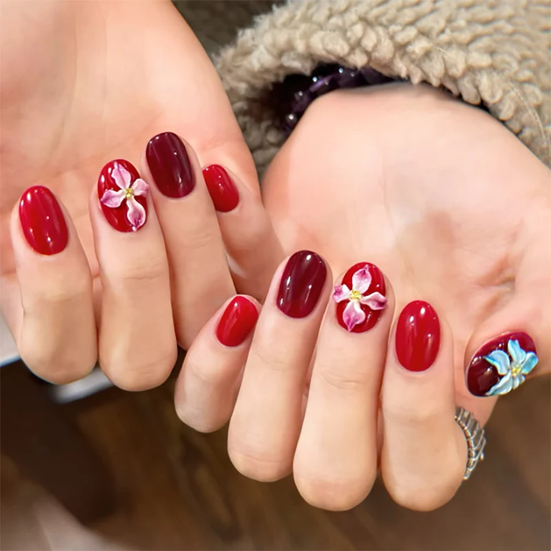 Artful Nail Art with Floral Motifs Stornfield