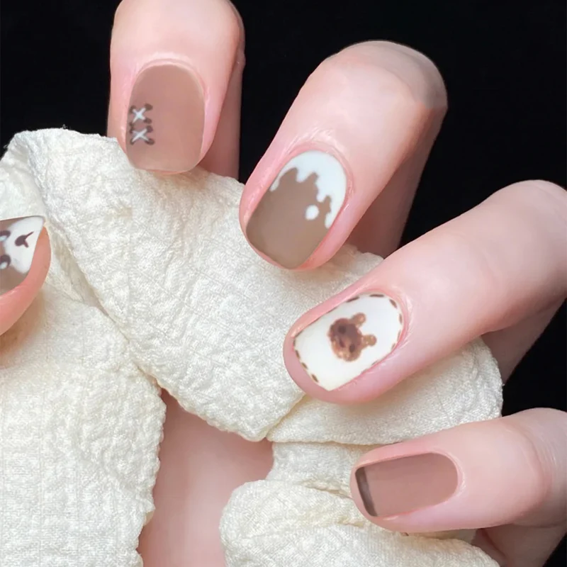 Artful nail art with bear motif Stornfield