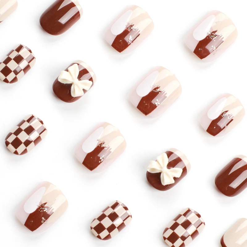 Kreative Nagelkunst mit modernen Mustern und Schleifenmotiven Karnz